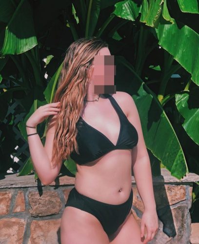 iri göğüslü bayan, siyah saçlı bayan, 18 yaşında escort bayan, 18 yaş escort, çiftlik otele gelen escort