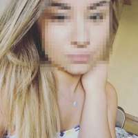 Neşeli eve gelen Emel