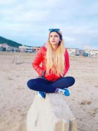 Cazibeli fatezi yapan kadın Menekşe