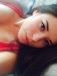 Cıvıl-cıvıl beyaz tenli bayan Demet