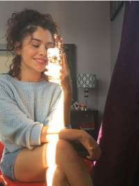 Cıvıl-cıvıl sakso çeken bayan Kumru