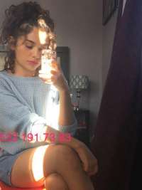 Cıvıl-cıvıl sakso çeken bayan Kumru