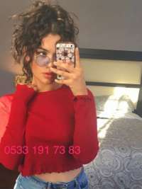 Cıvıl-cıvıl sakso çeken bayan Kumru