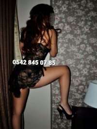 Gösterişli oral yapan Deste