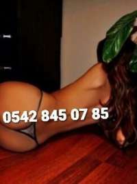 Gösterişli oral yapan Deste