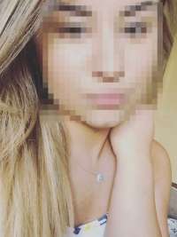 Neşeli eve gelen Emel