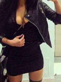 Neşeli evinde buluşan kadın Biricik