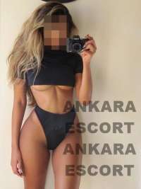 Neşeli genç eskort Nezaket