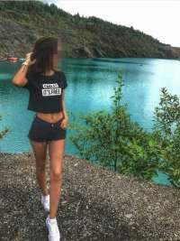 Neşeli kumral hanım Cavidan