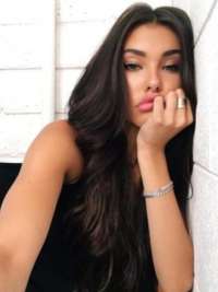 Olağanüstü genç bayan Müberra